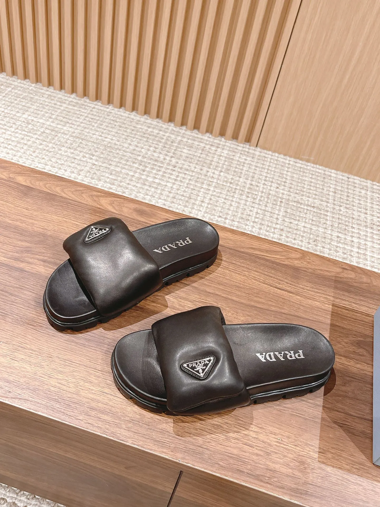 💕💕Factory direct selling price p440💕💕 💕💕Factory direct selling price pRADA Prada 2023 new bread slippers, super soft and comfortable item. Both the upper and the lining are made of sheepskin, and the entire water table is wrapped in sheepskin🐏It seems simple, but relatively expensive❕The three layers of sponge inside are exclusively customized and the sole rubber foam Not ordinary 💕💕Factory direct selling price pU foam bottom strictly follows the essence of the original version! Size：35-41M